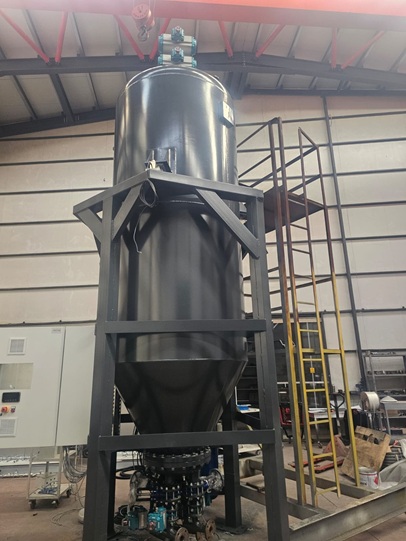 Schwarzstahltank mit Gestell